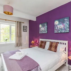 Lovely With Four Bedrooms And Private Garden And Parking, Close To Centre Holiday home Nottingham